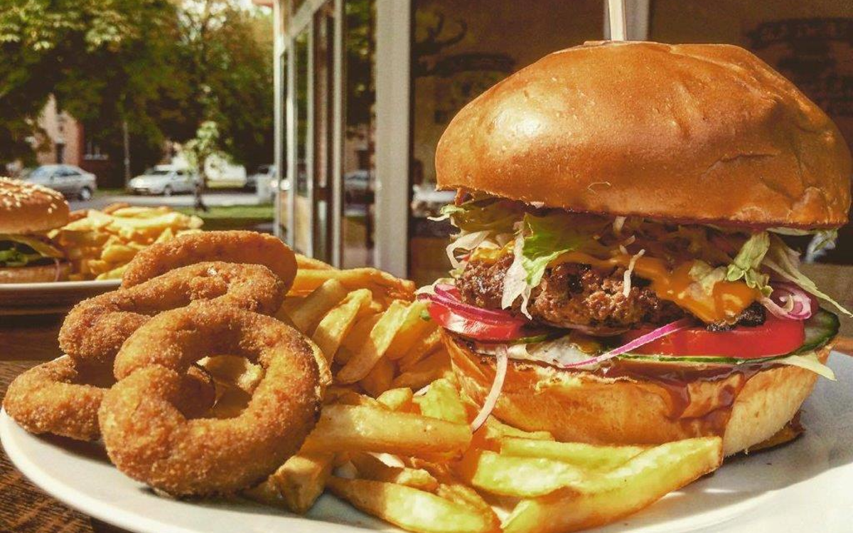 Old Smokey Hamburgerező hamburger menüje hasábburgonyával és dobozos üdítővel.