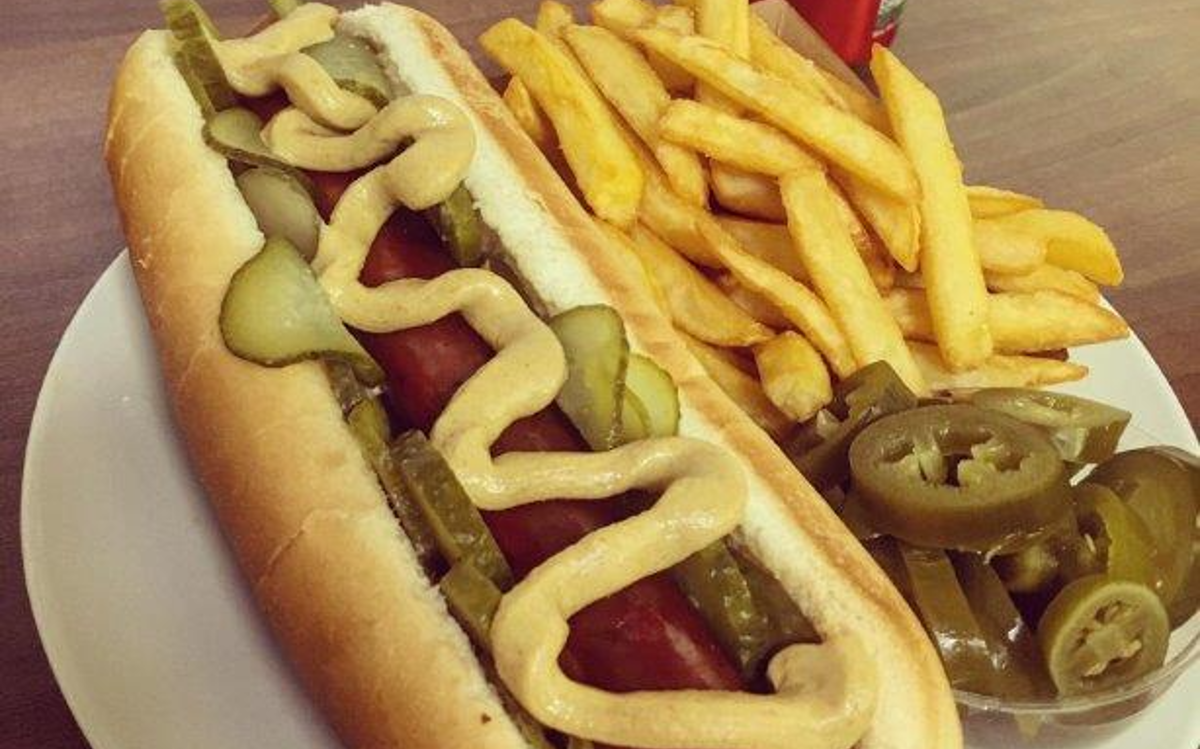 Old Smokey Hamburgerező kínálatában amerikai hot-dog.