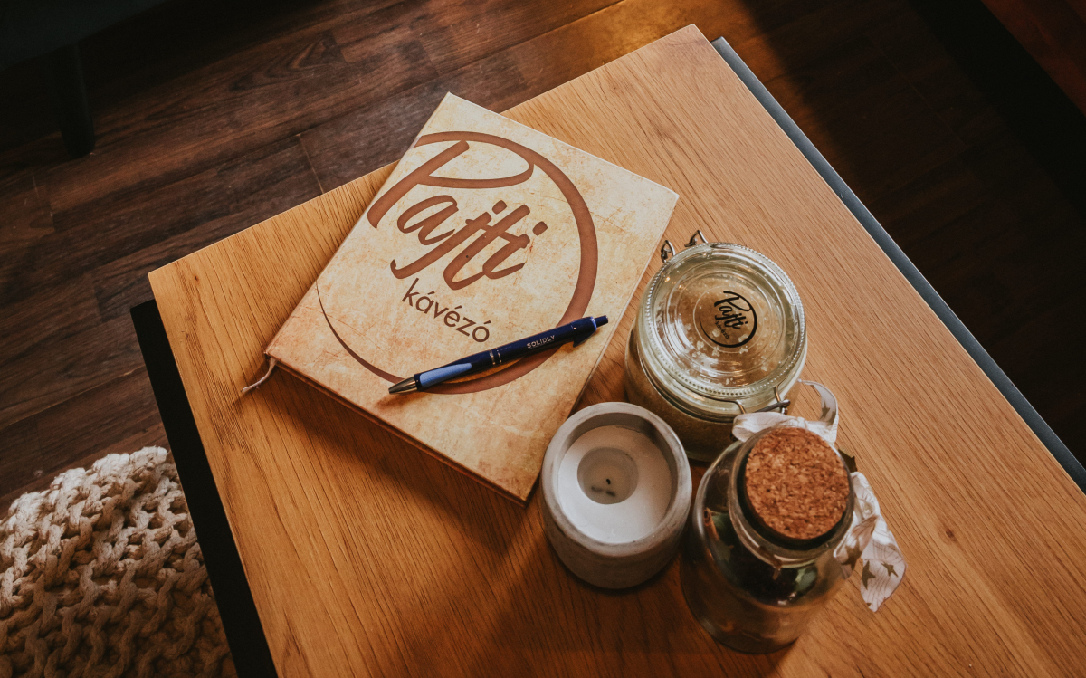 Pajti Kávézó vendégkönyvében elmesélhetjük élményeinket a kávézóban