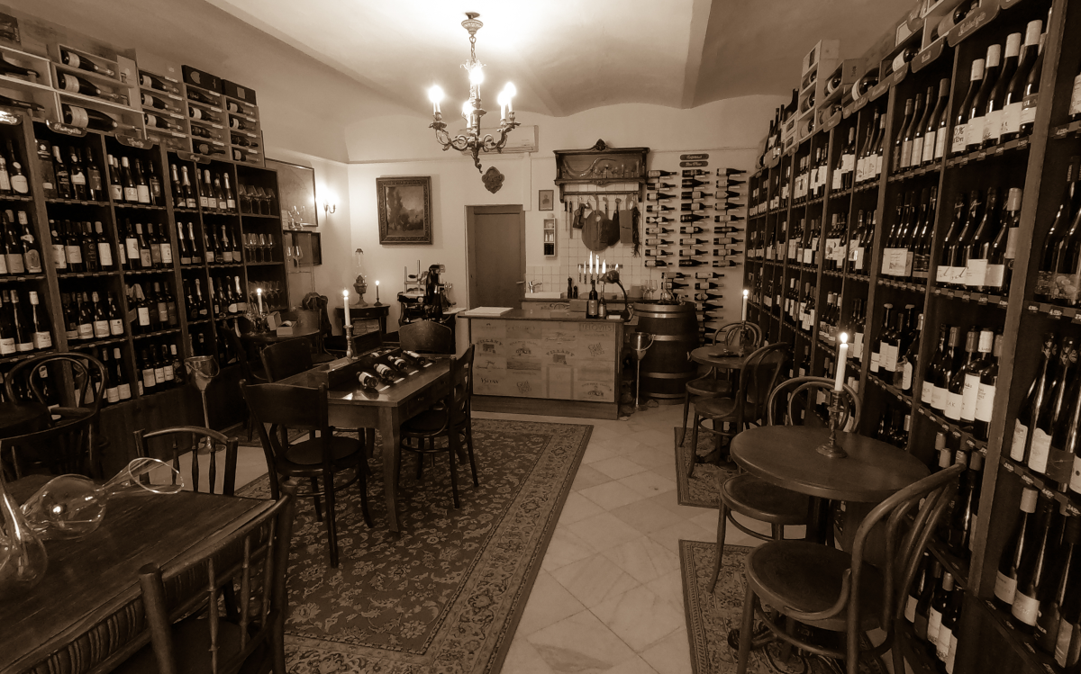 Das Innere von Pampetrics Weinladen und Weinbar ist ein wahrer Schatz an Weinen.