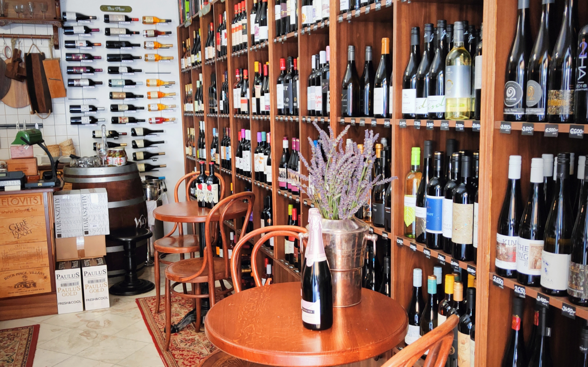 Im Pampetrics Weinshop und Weinbar können wir aus hochwertigen Weinen aus dem heimischen und internationalen Markt auswählen.