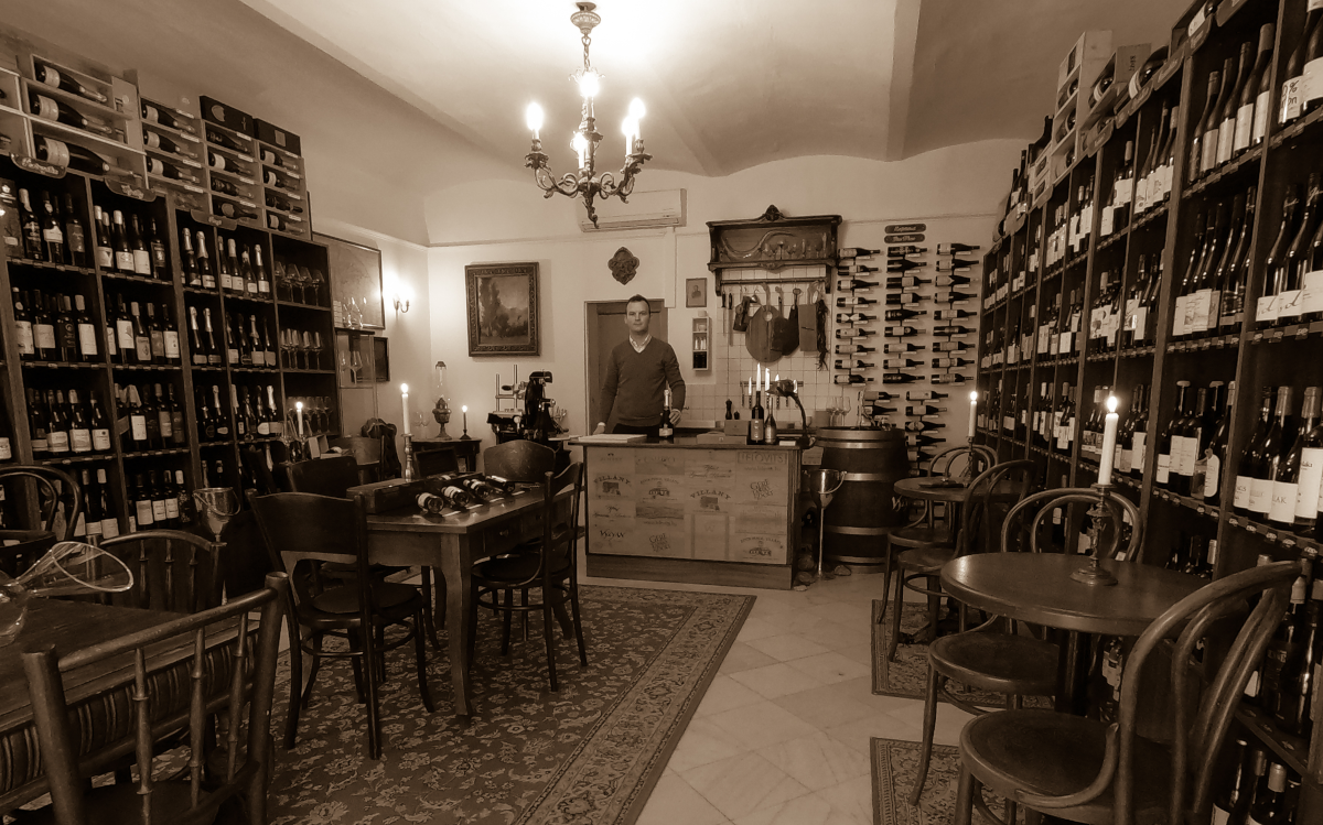 Der Besitzer des Pampetrics Wein- und Weinshops hilft sehr gerne mit seinem Fachwissen, den perfekten Wein auszuwählen.