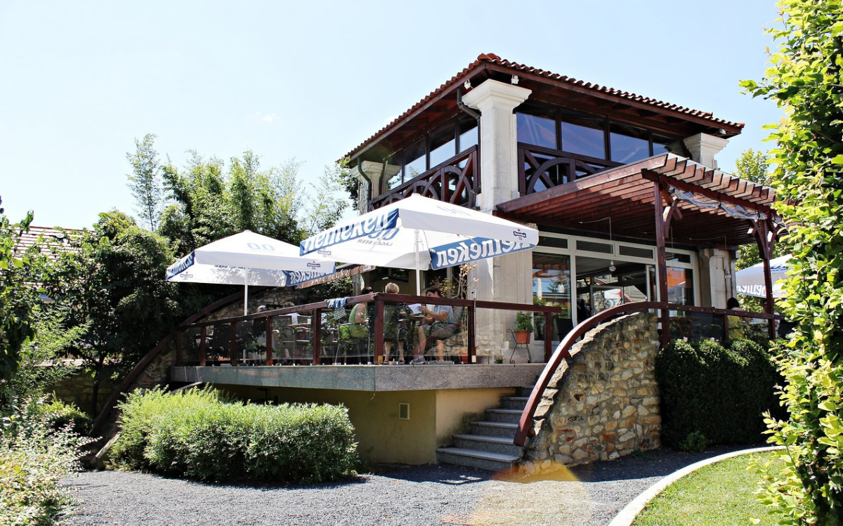 Pelso Cafe terrace from the Várkert side.