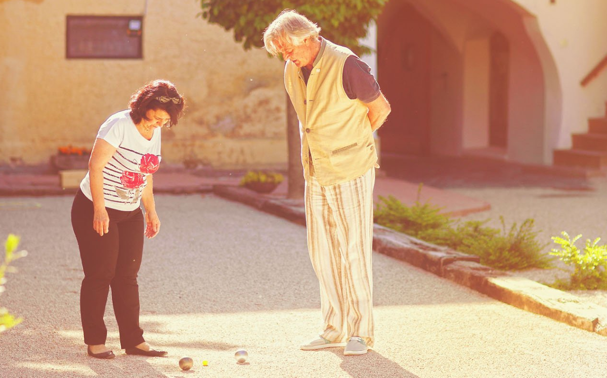 The elderly generation also uses the petanque court with pleasure.