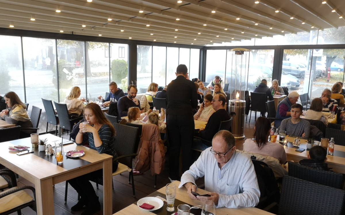 Das Royal Restaurant Keszthely empfängt seine Gäste in einer angenehmen Atmosphäre mit überdachter Terrasse.