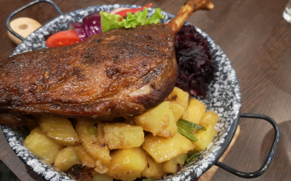 Royal Restaurant Keszthely bietet Entenkeule mit Kartoffeln