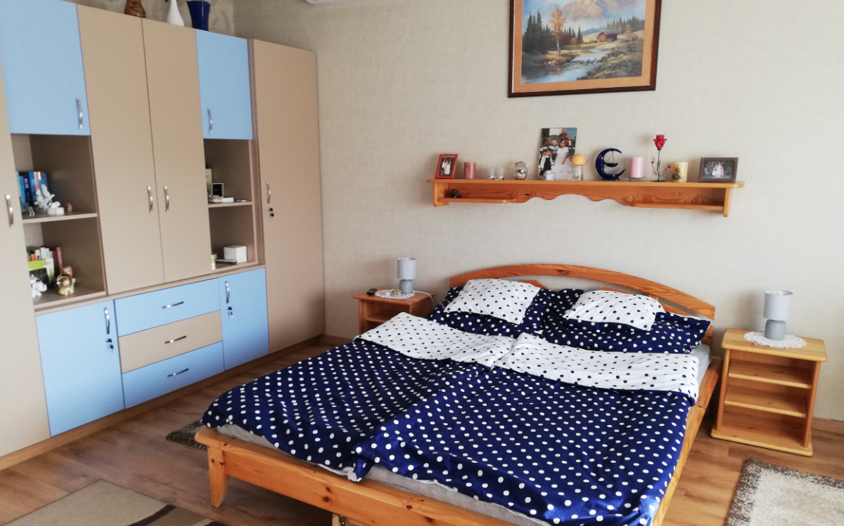 Guesthouse Szente with Bedroom Tables