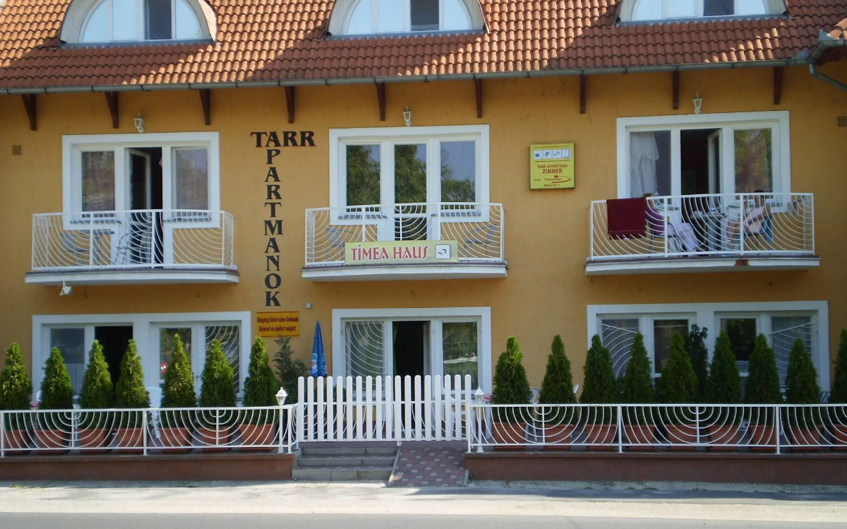 The Tarr Apartments building is on Apát Street.n