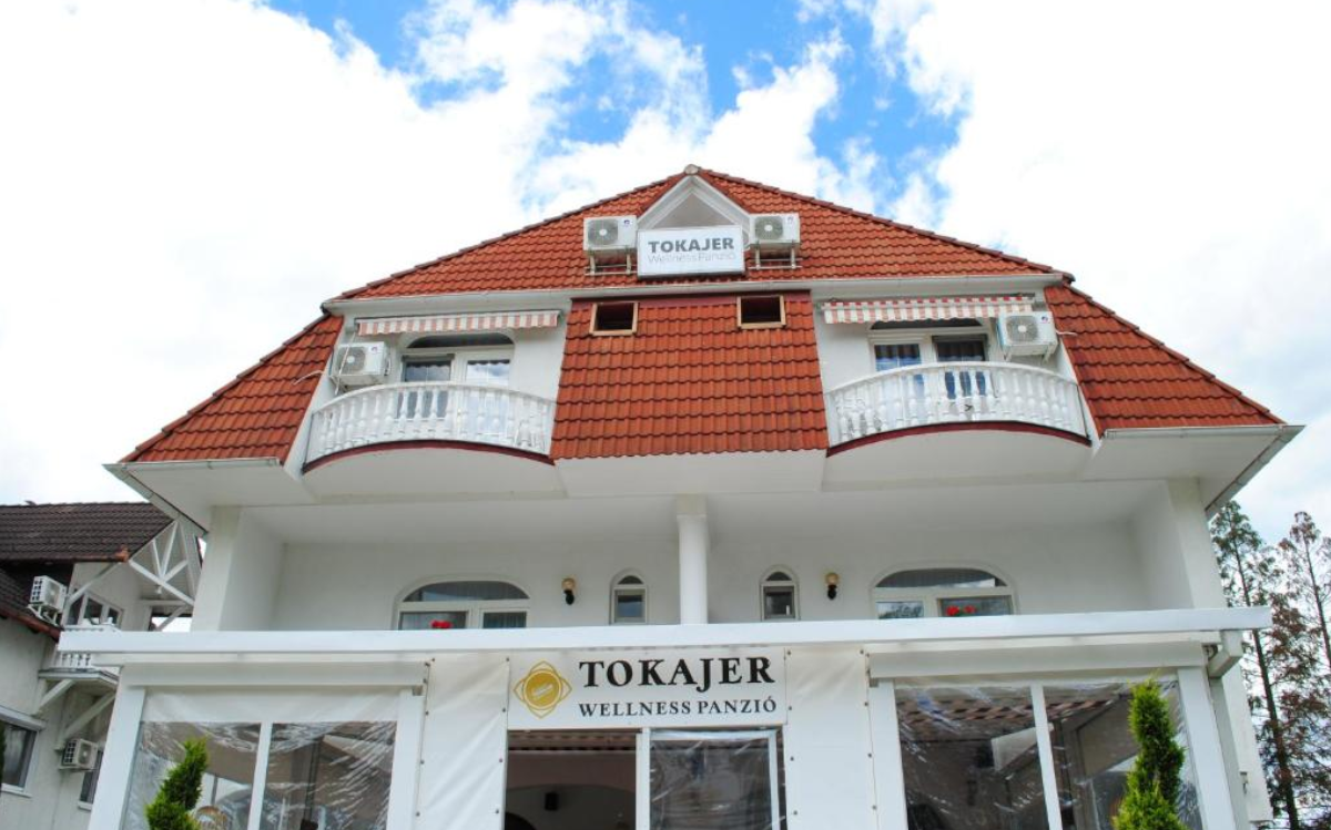 Eingang des Tokajer Wellness-Pensionshotels von der Apát Straße aus