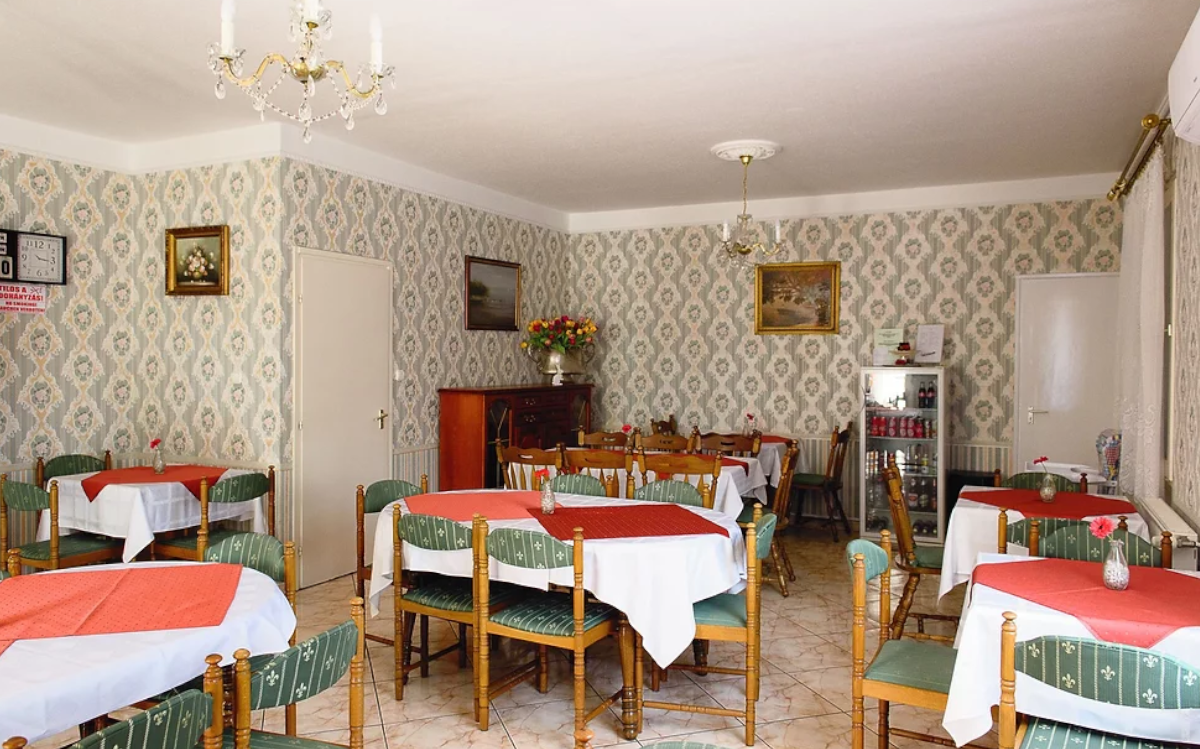 At Tokajer Wellness Panzió, guests can dine peacefully in the dining room.