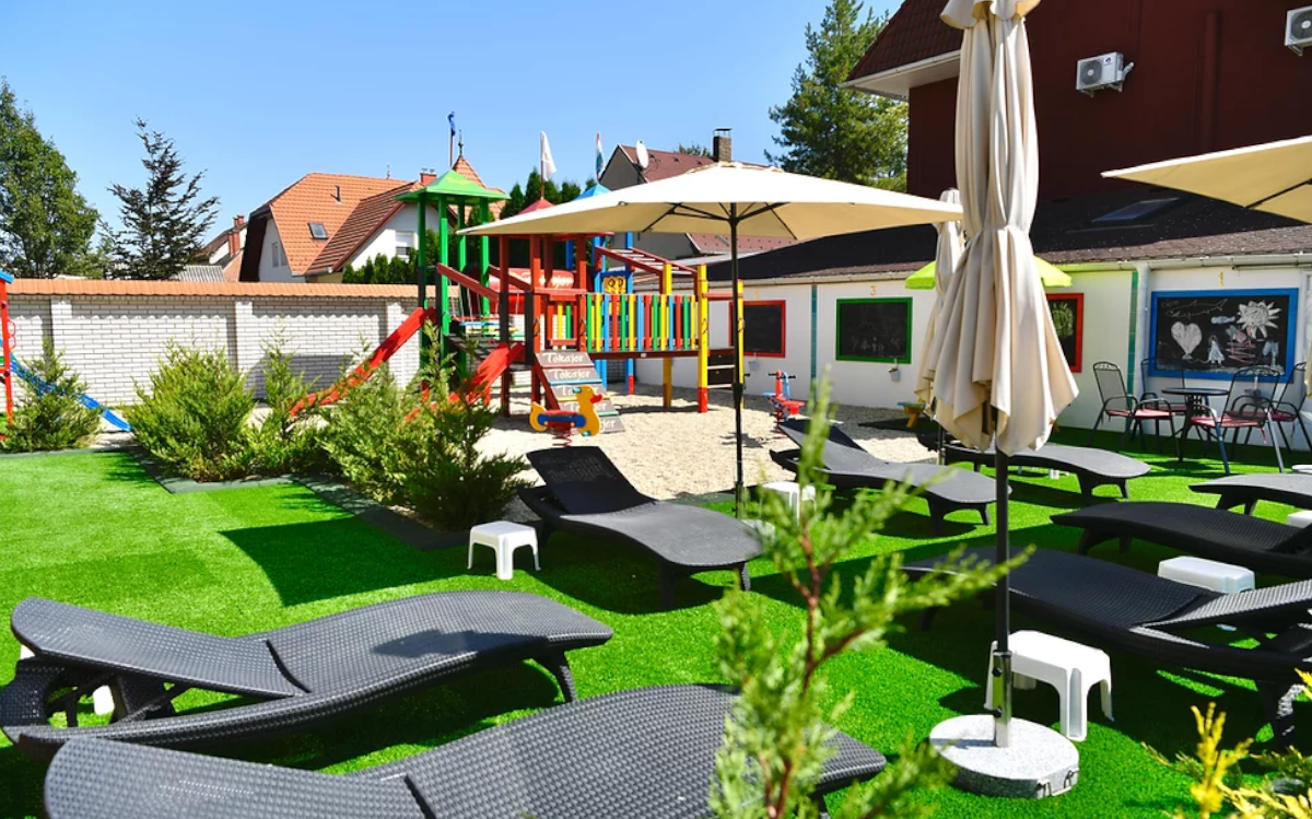 Im Tokajer Wellness Pension gibt es eine Sonnenterrasse neben dem Kinderspielplatz.