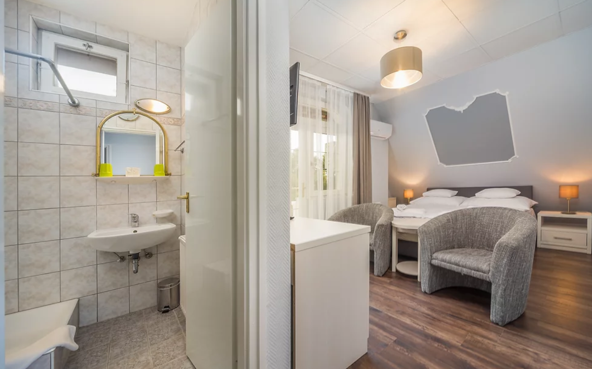 Tokajer Wellness Panzió szobáihoz külön fürdőszoba kapcsolódik