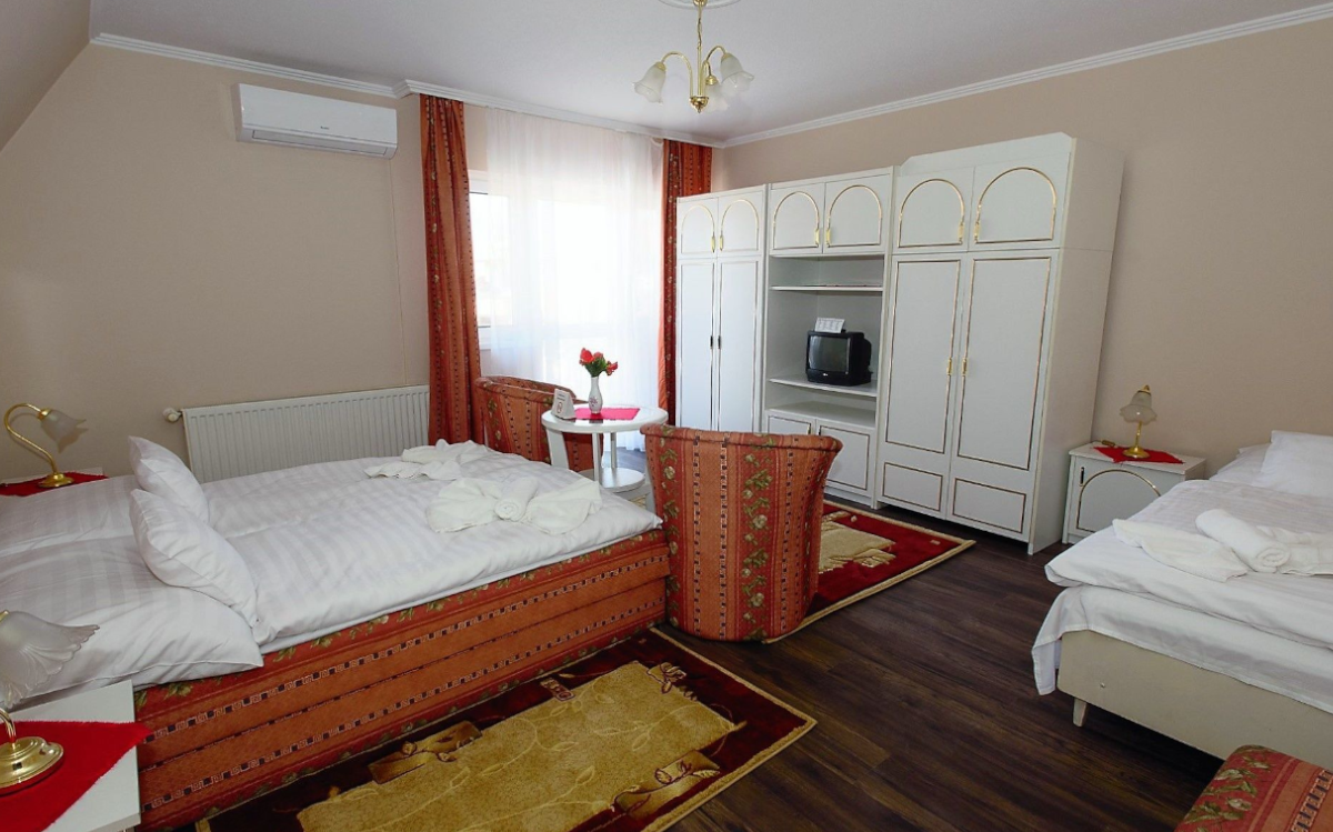 Das Tokajer Wellness-Pension hat Zimmer mit zwei Betten und Fernseher.