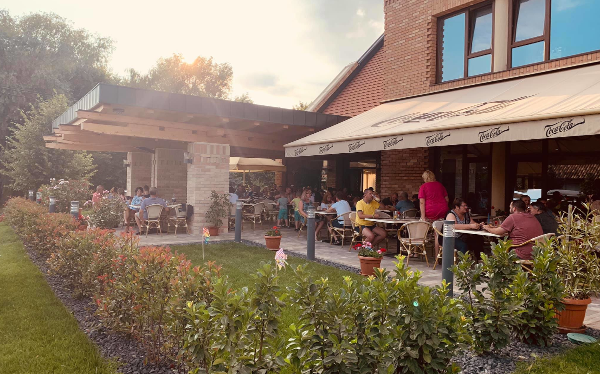 Die Gäste können die Terrasse des Tompos-Restaurants bei gutem Wetter genießen.n