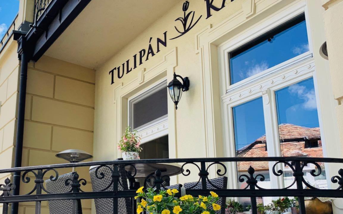 Eingang des Tulpen Cafés