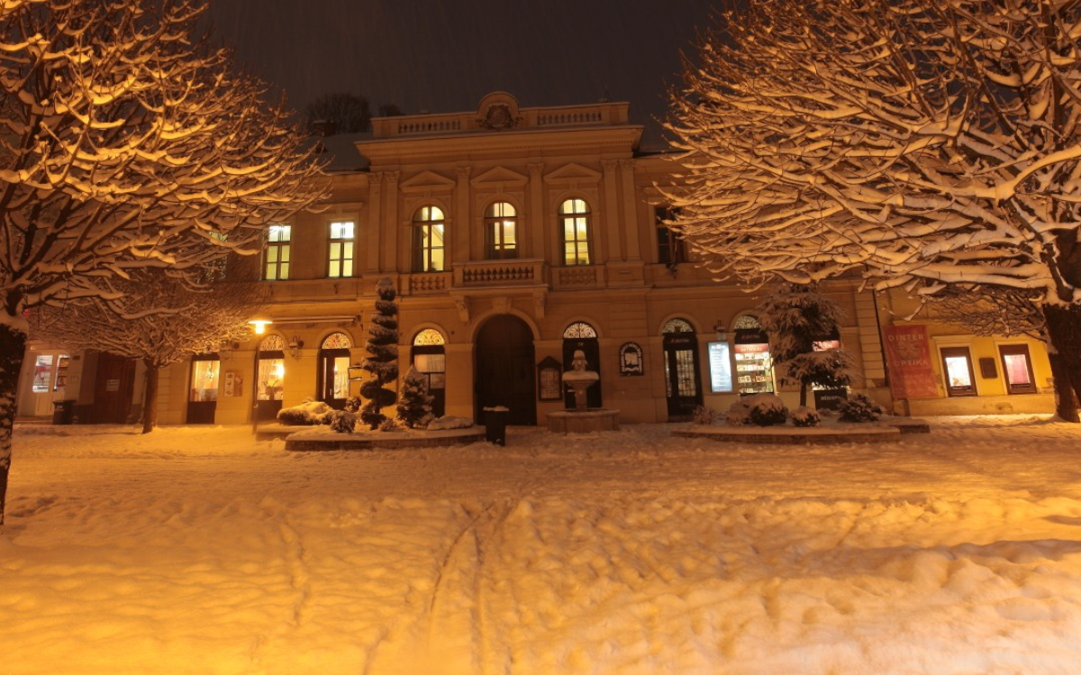 Egykori városháza a téli hó alatt este