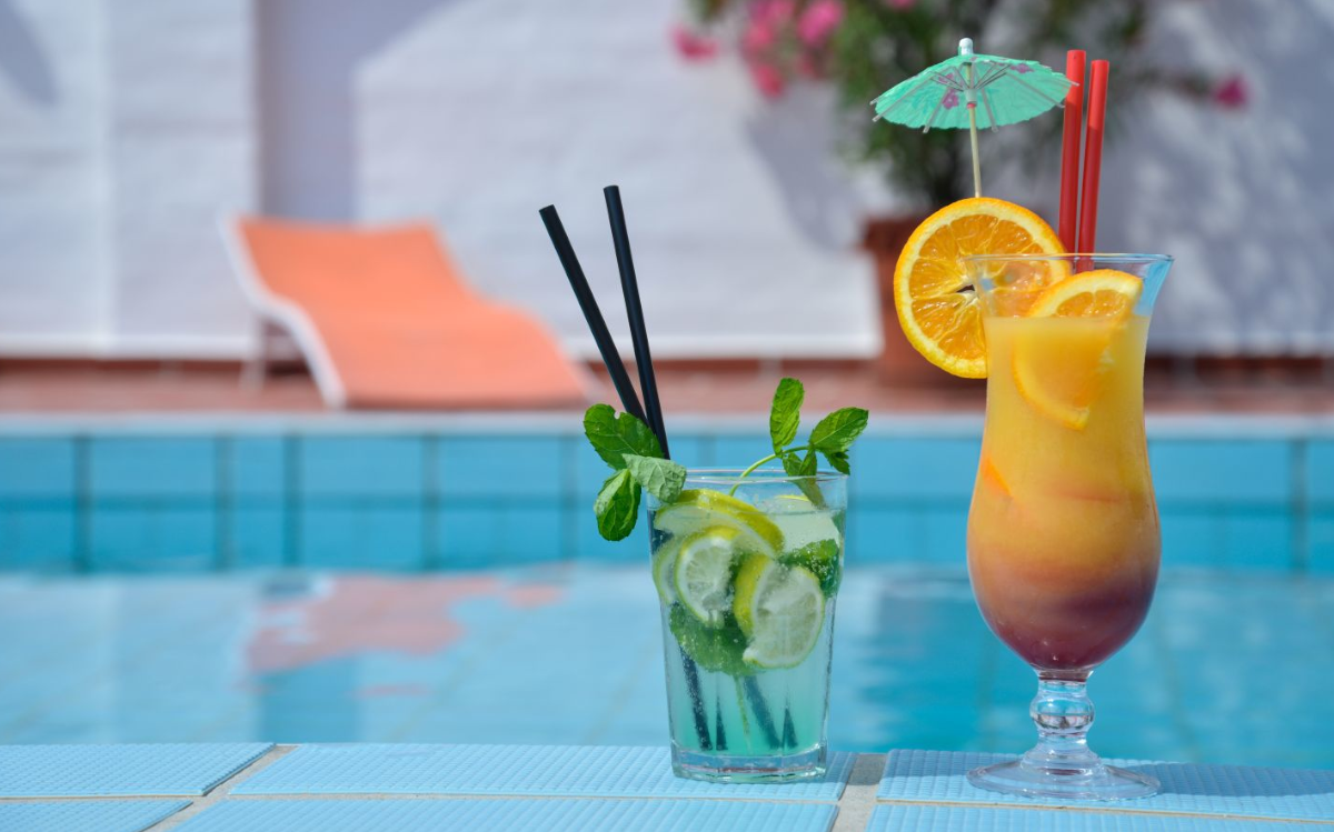 Am Rande des Wellness-Hotels KAKADU können wir uns an der Drinkbar einen Cocktail genehmigen.