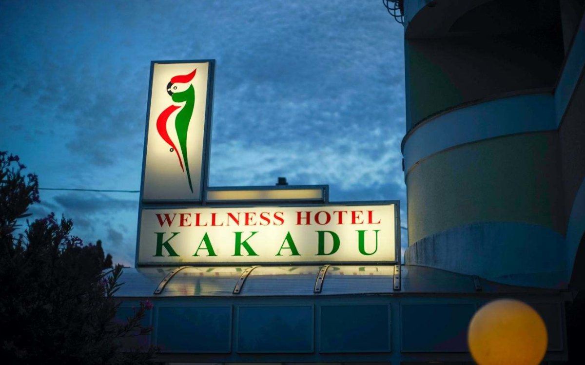 Schild des Wellnesshotels KAKADU