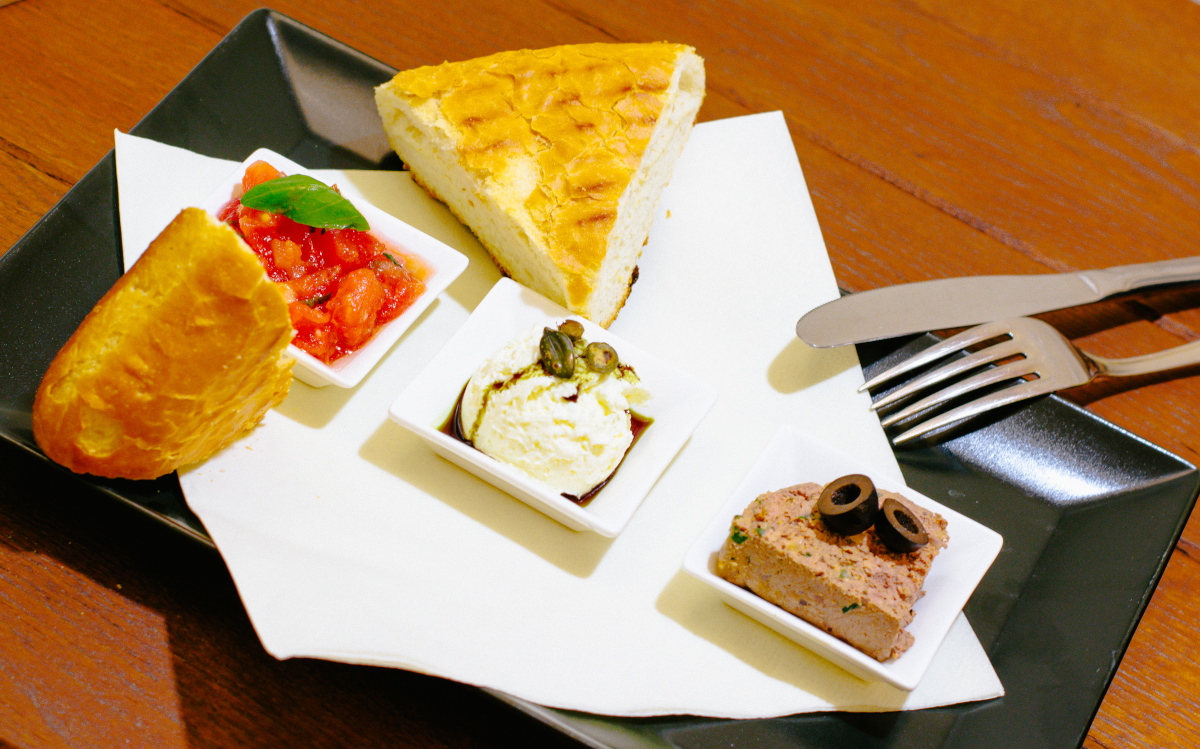 Zenit Kávéház és Étterem kínálatában paradicsomos bruschetta vászolyi sajtkrémmel és húspástétommal