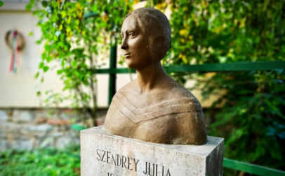 Érdekesség a Fenyves allén sétálva megnézhetjük Szendrey Júlia szülőházát
