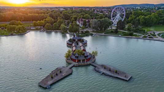 Keszthely minden évszakban felfedezésre vár – akár vízen, földön vagy levegőben