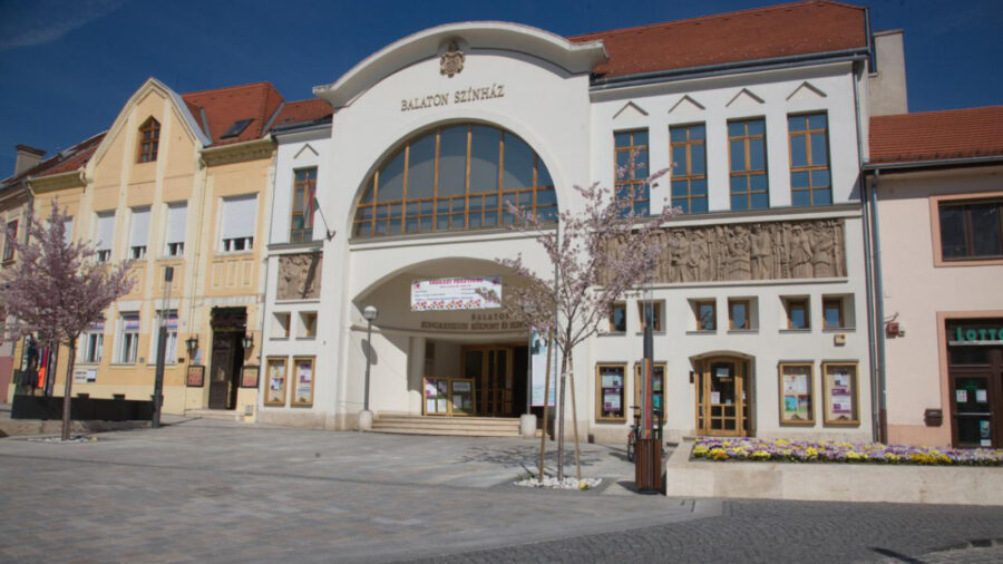 Bővítik a Balaton Színházat és újabb parkolók is épülnek Keszthelyen