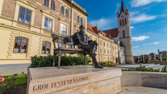 Festetics György ülőszobra